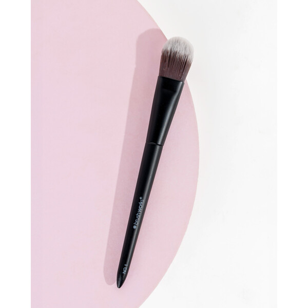 Brushworks No. 1 Foundation Brush (Picture 5 of 10)