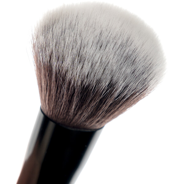 Brushworks No. 5 Powder Brush (Picture 4 of 9)