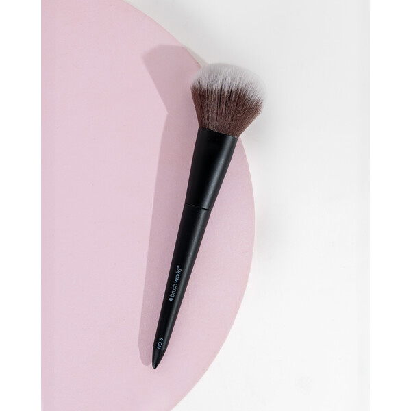 Brushworks No. 5 Powder Brush (Picture 5 of 9)