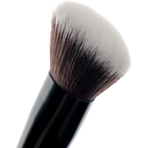 Brushworks No. 7 Angled Blush Brush (Picture 4 of 9)