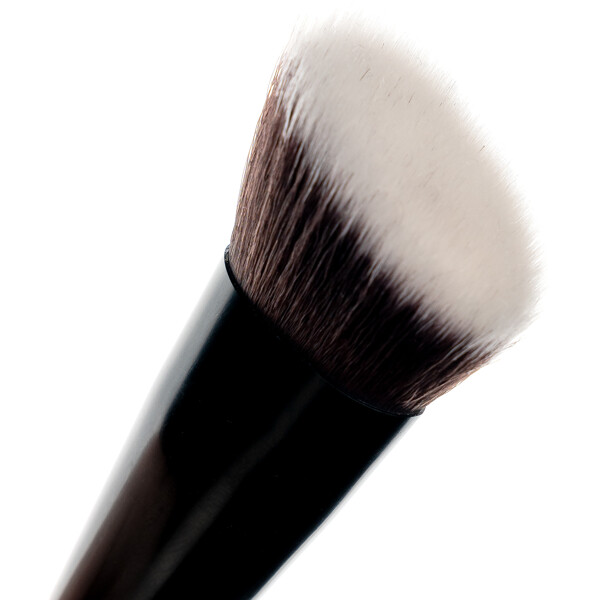 Brushworks No. 9 Angled Flat Foundation Brush (Picture 4 of 11)