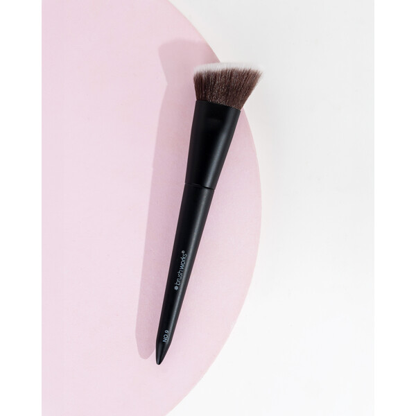 Brushworks No. 9 Angled Flat Foundation Brush (Picture 5 of 11)