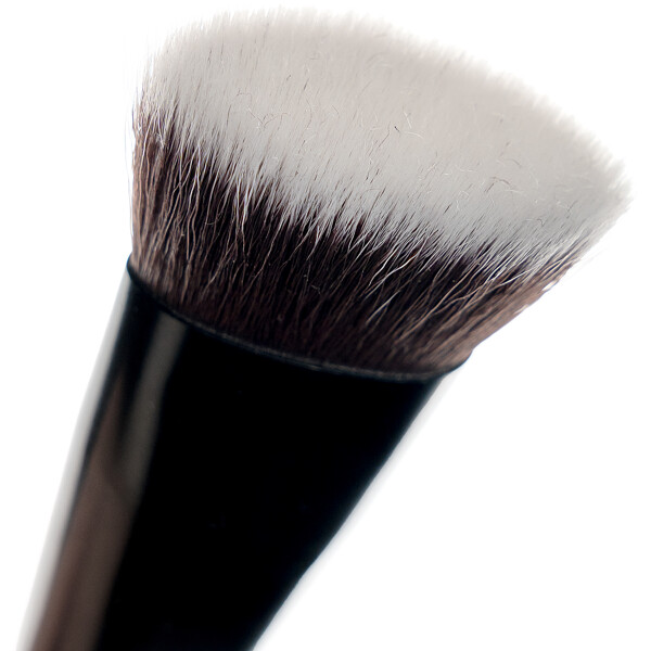 Brushworks No. 11 Flat Top Contour Brush (Picture 4 of 8)