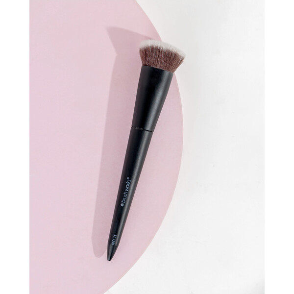 Brushworks No. 11 Flat Top Contour Brush (Picture 5 of 8)