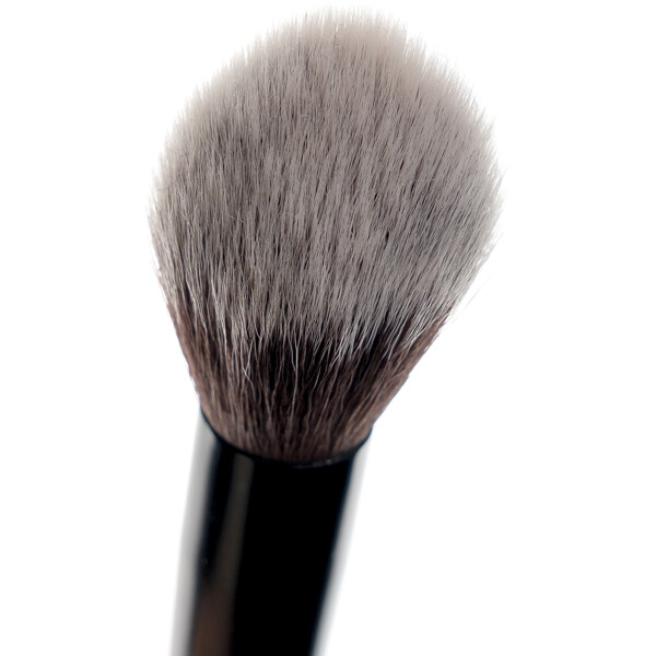 Brushworks No. 13 Highlight Brush (Picture 4 of 8)