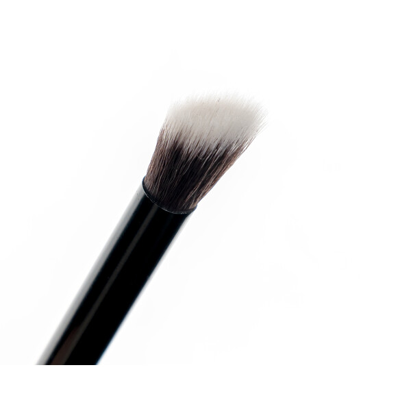 Brushworks No. 15 Angled Blending Eye Brush (Picture 4 of 8)