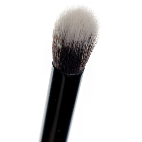 Brushworks No. 16 Tapered Blending Eye Brush (Picture 4 of 7)