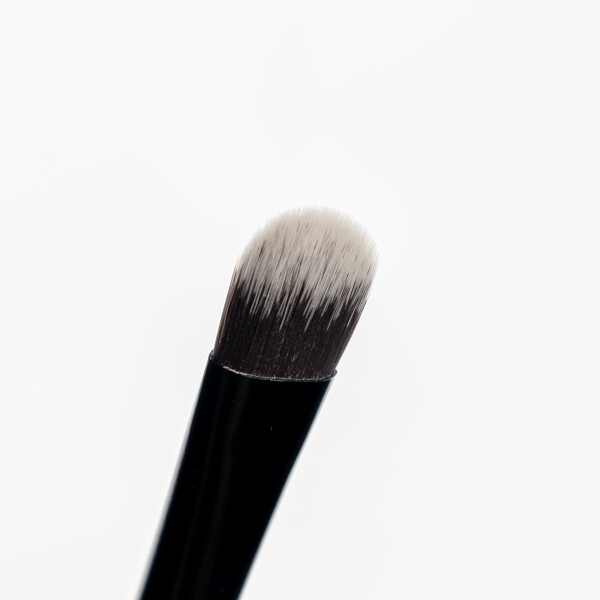 Brushworks No. 18 Flat Eye Brush (Picture 4 of 9)