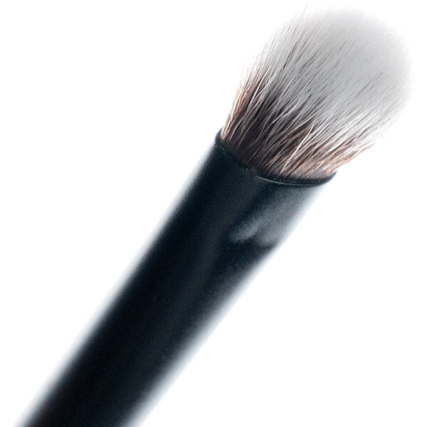 Brushworks No. 19 Crease Blending Eye Brush (Picture 4 of 6)