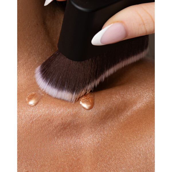 Brushworks No. 24 Blending Face & Body Brush (Picture 8 of 8)