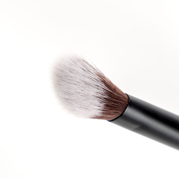 Brushworks No. 25 Brightening Concealer Brush (Picture 4 of 6)