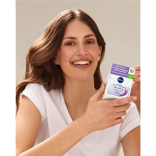 Nivea Soothing Day Cream - Sensitive Skin (Picture 4 of 6)