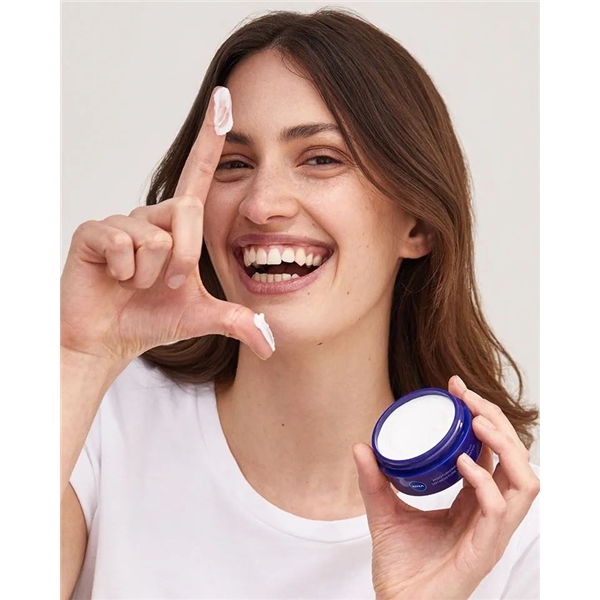 Nivea Soothing Night Cream - Sensitive Skin (Picture 4 of 6)